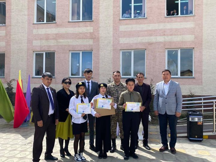 "Сапта жүріп ән айту" 23-ші байқауында шалқалап жатып ән денені көтеруде